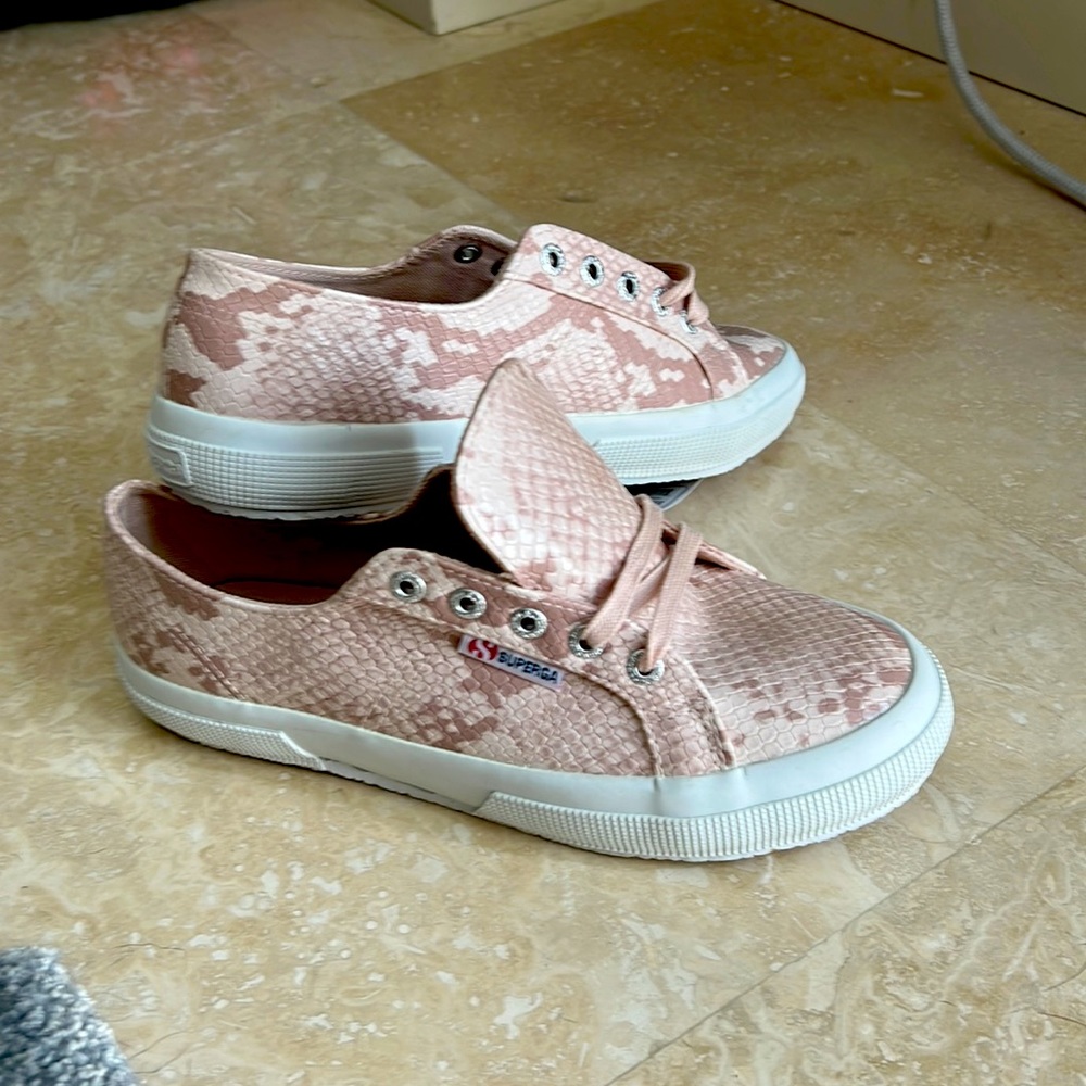 Women’s Superga lace-up sneakers. NWT
